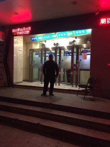 保安员夜守被砸ATM机