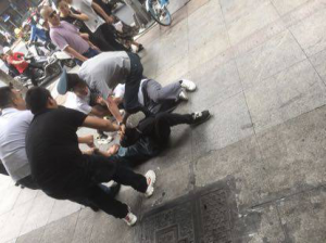 歹徒银行门口抢钱！温州国泰保安员老姜“一脚”救下被抢老人