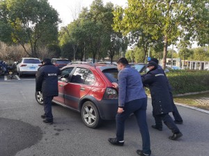 好人好事 | 车辆故障路中困，保安推车畅通行